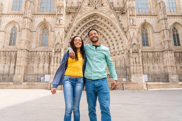 Belo Casal Latino Hispânico Feliz Amantes Namoro Livre Turistas Barcelona — Fotografia de Stock