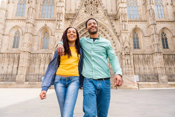 Güzel, mutlu Latin aşıklar Barselona 'da turistler yaz tatili boyunca eğleniyorlar ve Barselona Katedrali' ni ziyaret ediyorlar.