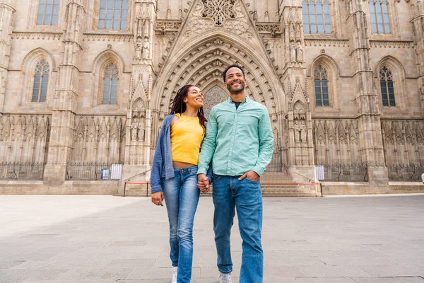 Piękny Szczęśliwy Latynoski Para Miłośników Randki Świeżym Powietrzu Turyści Barcelonie — Zdjęcie stockowe