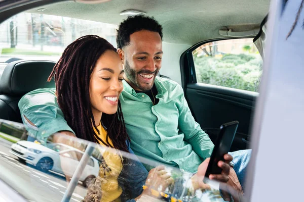 Güzel, mutlu Latin aşıklar Barselona 'da turistler yaz tatilinde eğleniyor ve taksiye biniyor.