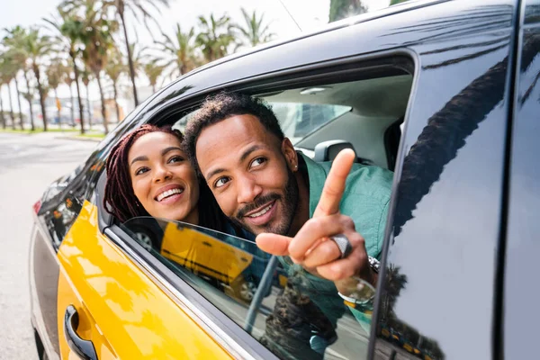 Güzel, mutlu Latin aşıklar Barselona 'da turistler yaz tatilinde eğleniyor ve taksiye biniyor.