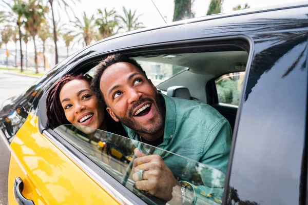 Güzel Mutlu Latin Aşıklar Barselona Turistler Yaz Tatilinde Eğleniyor Taksiye — Stok fotoğraf