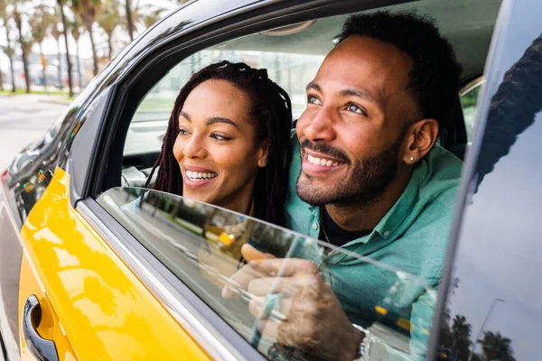 屋外でデート愛好家の美しい幸せなパニックラテンカップル バルセロナの観光客は夏休み中に楽しみ タクシータクシーで運転 — ストック写真