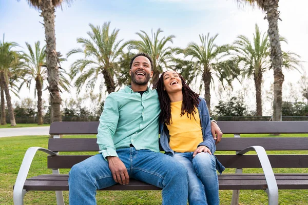 Güzel, mutlu Latin aşıklar, Barselona 'da yaz tatilinde eğlenen turistler, insanlar kaynaşıyor ve parkta bir bankta oturuyor.