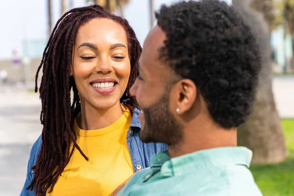 Belo Casal Latino Hispânico Feliz Amantes Namoro Livre Turistas Divertindo — Fotografia de Stock