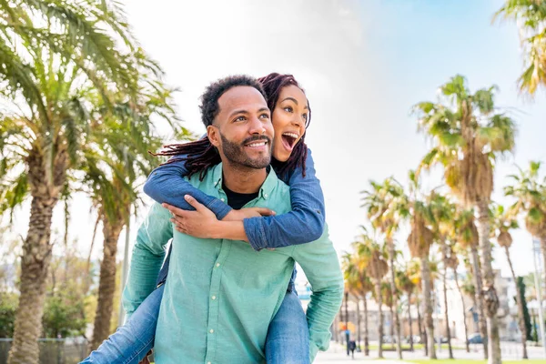 Casal Latino Hispânico Feliz Bonita Amantes Namoro Livre Turistas Barcelona — Fotografia de Stock