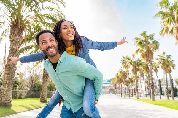 Casal Latino Hispânico Feliz Bonita Amantes Namoro Livre Turistas Barcelona — Fotografia de Stock