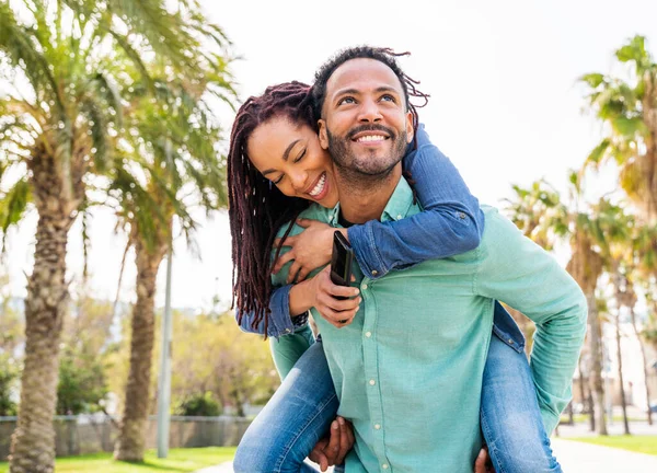 Casal Latino Hispânico Feliz Bonita Amantes Namoro Livre Turistas Barcelona — Fotografia de Stock