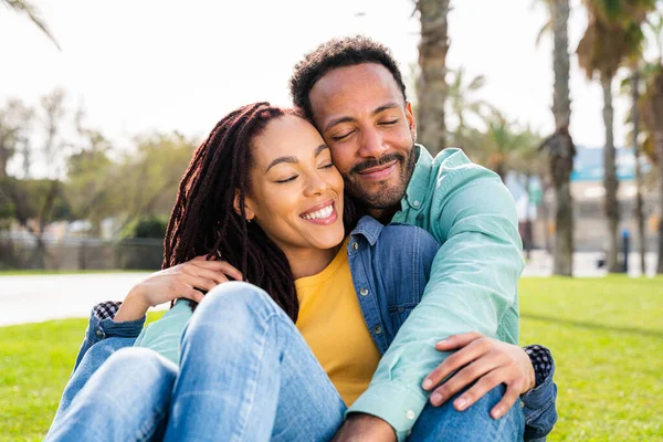 Belo Casal Latino Hispânico Feliz Amantes Namoro Livre Turistas Barcelona — Fotografia de Stock