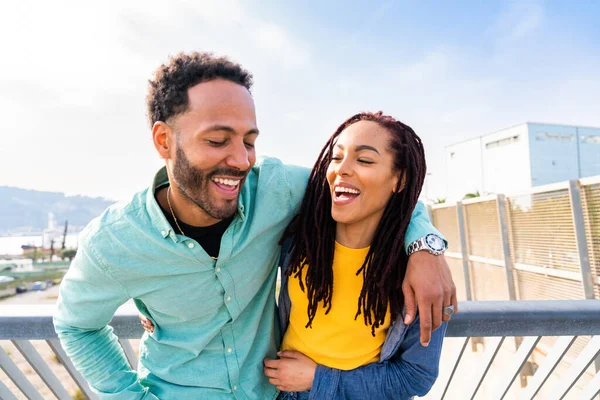 Güzel mutlu Latin aşıklar, Barselona 'da yaz tatili boyunca eğlenen turistler, pozitif ruh hali olan neşeli insanların portresi.