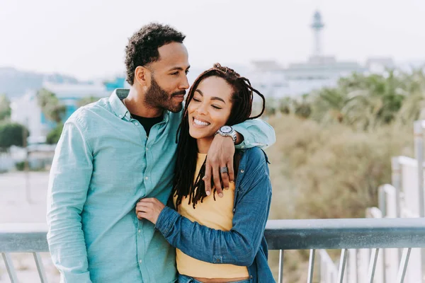 Güzel mutlu Latin aşıklar, Barselona 'da yaz tatili boyunca eğlenen turistler, pozitif ruh hali olan neşeli insanların portresi.