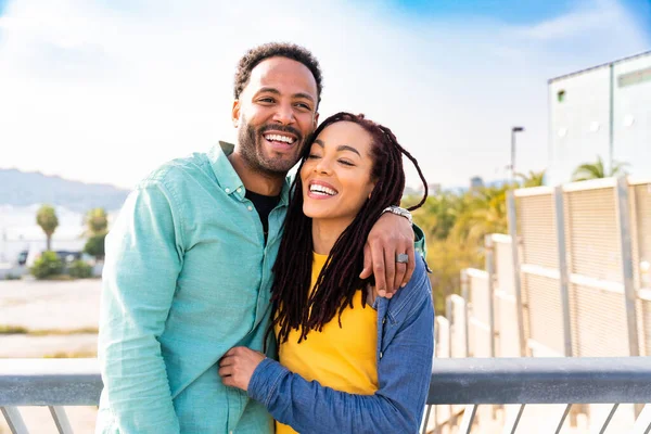 Güzel mutlu Latin aşıklar, Barselona 'da yaz tatili boyunca eğlenen turistler, pozitif ruh hali olan neşeli insanların portresi.