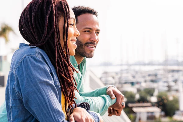 Belo Casal Latino Hispânico Feliz Amantes Namoro Livre Turistas Barcelona — Fotografia de Stock