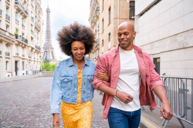 Paris şehir merkezini ve Eyfel Kulesi 'ni ziyaret eden siyah mutlu çift - Afrika kökenli Amerikalı turistler Avrupa' da seyahat ediyor ve açık havada flört ediyorlar