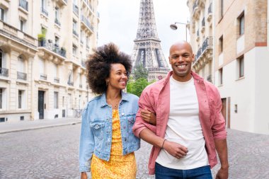 Paris şehir merkezini ve Eyfel Kulesi 'ni ziyaret eden siyah mutlu çift - Afrika kökenli Amerikalı turistler Avrupa' da seyahat ediyor ve açık havada flört ediyorlar