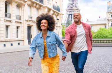 Paris şehir merkezini ve Eyfel Kulesi 'ni ziyaret eden siyah mutlu çift - Afrika kökenli Amerikalı turistler Avrupa' da seyahat ediyor ve açık havada flört ediyorlar