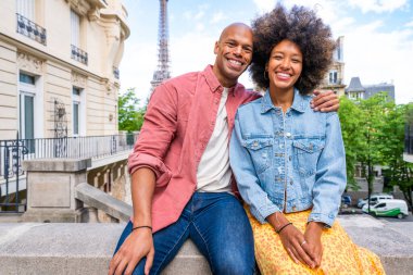 Paris şehir merkezini ve Eyfel Kulesi 'ni ziyaret eden siyah mutlu çift - Afrika kökenli Amerikalı turistler Avrupa' da seyahat ediyor ve açık havada flört ediyorlar