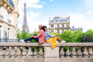 Paris şehir merkezini ve Eyfel Kulesi 'ni ziyaret eden siyah mutlu çift - Afrika kökenli Amerikalı turistler Avrupa' da seyahat ediyor ve açık havada flört ediyorlar