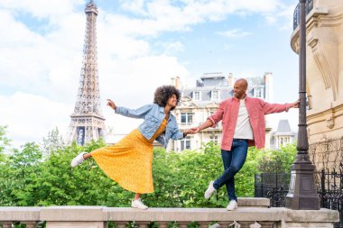 Paris şehir merkezini ve Eyfel Kulesi 'ni ziyaret eden siyah mutlu çift - Afrika kökenli Amerikalı turistler Avrupa' da seyahat ediyor ve açık havada flört ediyorlar