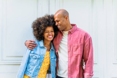 Güzel mutlu siyah çift portresi