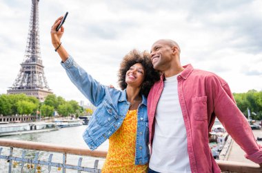 Paris şehir merkezini ve Eyfel Kulesi 'ni ziyaret eden siyah mutlu çift - Afrika kökenli Amerikalı turistler Avrupa' da seyahat ediyor ve açık havada flört ediyorlar