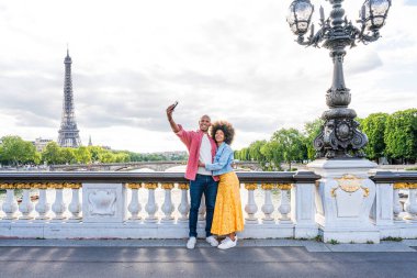Paris şehir merkezini ve Eyfel Kulesi 'ni ziyaret eden siyah mutlu çift - Afrika kökenli Amerikalı turistler Avrupa' da seyahat ediyor ve açık havada flört ediyorlar