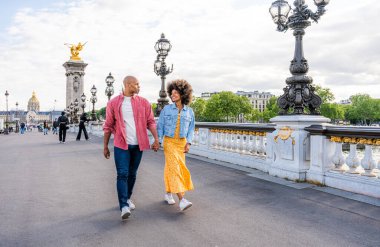 Paris şehir merkezini ve Eyfel Kulesi 'ni ziyaret eden siyah mutlu çift - Afrika kökenli Amerikalı turistler Avrupa' da seyahat ediyor ve açık havada flört ediyorlar