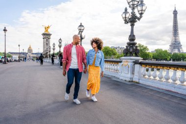 Paris şehir merkezini ve Eyfel Kulesi 'ni ziyaret eden siyah mutlu çift - Afrika kökenli Amerikalı turistler Avrupa' da seyahat ediyor ve açık havada flört ediyorlar