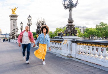 Paris şehir merkezini ve Eyfel Kulesi 'ni ziyaret eden siyah mutlu çift - Afrika kökenli Amerikalı turistler Avrupa' da seyahat ediyor ve açık havada flört ediyorlar