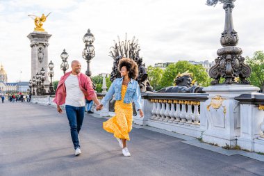 Paris şehir merkezini ve Eyfel Kulesi 'ni ziyaret eden siyah mutlu çift - Afrika kökenli Amerikalı turistler Avrupa' da seyahat ediyor ve açık havada flört ediyorlar
