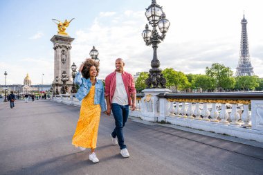 Paris şehir merkezini ve Eyfel Kulesi 'ni ziyaret eden siyah mutlu çift - Afrika kökenli Amerikalı turistler Avrupa' da seyahat ediyor ve açık havada flört ediyorlar