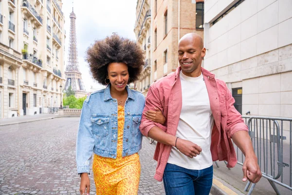 Paris şehir merkezini ve Eyfel Kulesi 'ni ziyaret eden siyah mutlu çift - Afrika kökenli Amerikalı turistler Avrupa' da seyahat ediyor ve açık havada flört ediyorlar