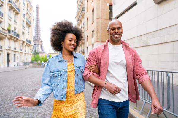 Zwart Vrolijk Gelukkig Paar Liefde Bezoekt Parijs Centrum Eiffeltoren Afro — Stockfoto