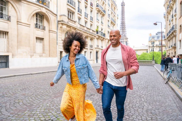 Schwarzes Fröhliches Verliebtes Paar Besucht Pariser Innenstadt Und Eiffelturm Afroamerikanische — Stockfoto