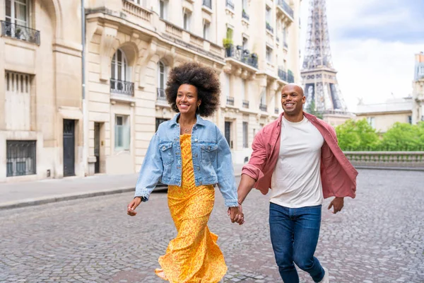 Чорна Весела Щаслива Пара Любов Відвідує Паризький Центр Міста Ейфелеву — стокове фото