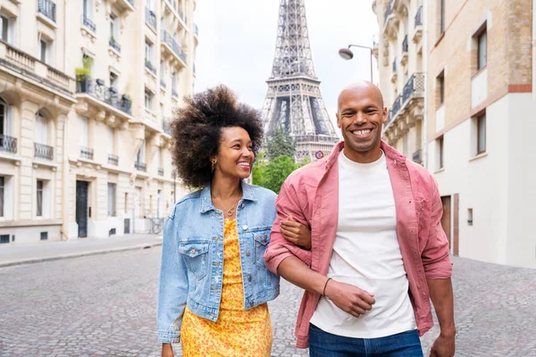 Paris şehir merkezini ve Eyfel Kulesi 'ni ziyaret eden siyah mutlu çift - Afrika kökenli Amerikalı turistler Avrupa' da seyahat ediyor ve açık havada flört ediyorlar