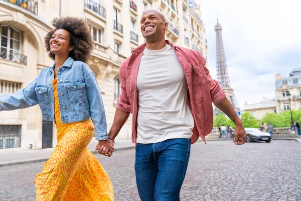 Paris şehir merkezini ve Eyfel Kulesi 'ni ziyaret eden siyah mutlu çift - Afrika kökenli Amerikalı turistler Avrupa' da seyahat ediyor ve açık havada flört ediyorlar