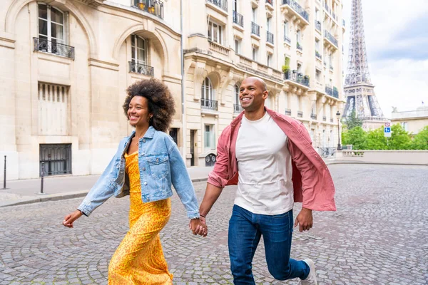 Paris şehir merkezini ve Eyfel Kulesi 'ni ziyaret eden siyah mutlu çift - Afrika kökenli Amerikalı turistler Avrupa' da seyahat ediyor ve açık havada flört ediyorlar