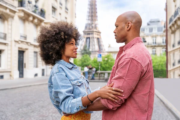 Black Cheerful Happy Couple Love Visiting Paris City Centre Eiffel — Stock Photo, Image