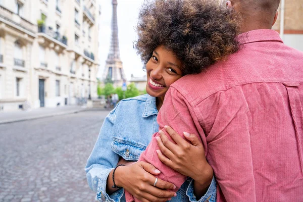 Черная Счастливая Влюбленная Пара Посещает Центр Парижа Эйфелеву Башню Африканских — стоковое фото