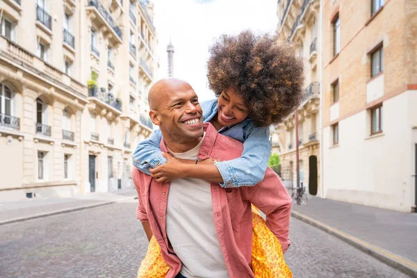 パリ市内中心部とエッフェル塔を訪れる愛の黒陽気な幸せなカップル ヨーロッパを旅行し 屋外でデートアフリカ系アメリカ人観光客 — ストック写真