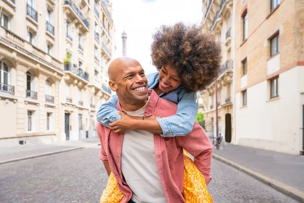 Nero Allegra Coppia Felice Innamorata Visitare Centro Parigi Torre Eiffel — Foto Stock