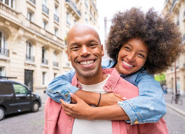 Preto Alegre Casal Feliz Amor Visitar Paris Centro Cidade Torre — Fotografia de Stock