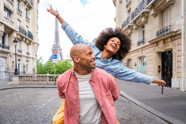 Preto Alegre Casal Feliz Amor Visitar Paris Centro Cidade Torre — Fotografia de Stock