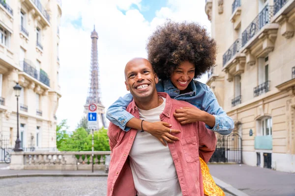 Paris şehir merkezini ve Eyfel Kulesi 'ni ziyaret eden siyah mutlu çift - Afrika kökenli Amerikalı turistler Avrupa' da seyahat ediyor ve açık havada flört ediyorlar