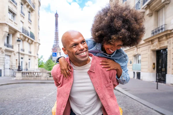 Paris şehir merkezini ve Eyfel Kulesi 'ni ziyaret eden siyah mutlu çift - Afrika kökenli Amerikalı turistler Avrupa' da seyahat ediyor ve açık havada flört ediyorlar