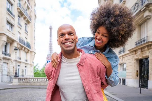 Paris şehir merkezini ve Eyfel Kulesi 'ni ziyaret eden siyah mutlu çift - Afrika kökenli Amerikalı turistler Avrupa' da seyahat ediyor ve açık havada flört ediyorlar
