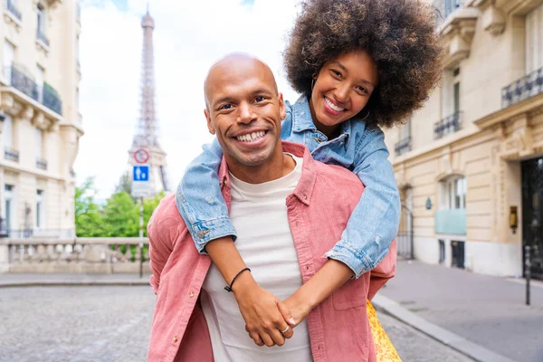 Paris şehir merkezini ve Eyfel Kulesi 'ni ziyaret eden siyah mutlu çift - Afrika kökenli Amerikalı turistler Avrupa' da seyahat ediyor ve açık havada flört ediyorlar