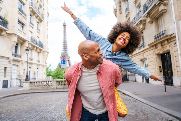 Paris şehir merkezini ve Eyfel Kulesi 'ni ziyaret eden siyah mutlu çift - Afrika kökenli Amerikalı turistler Avrupa' da seyahat ediyor ve açık havada flört ediyorlar