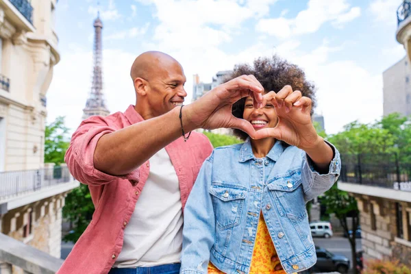 Paris şehir merkezini ve Eyfel Kulesi 'ni ziyaret eden siyah mutlu çift - Afrika kökenli Amerikalı turistler Avrupa' da seyahat ediyor ve açık havada flört ediyorlar
